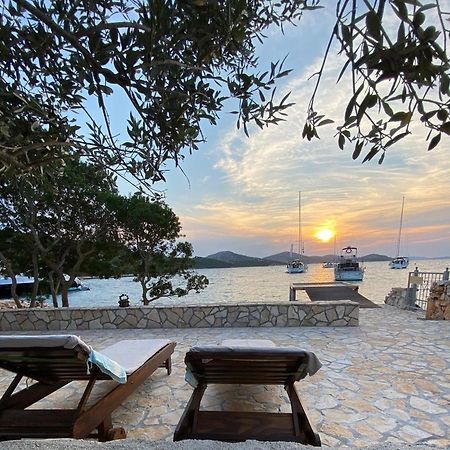 Beach House Danica - Resort & Tavern Bain, Free Transport, Pool, Island Of Zut - Kornati Pristanisce Extérieur photo