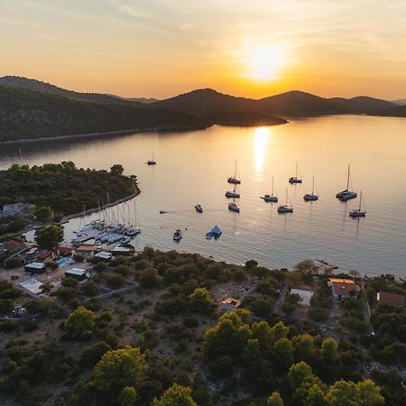 Beach House Danica - Resort & Tavern Bain, Free Transport, Pool, Island Of Zut - Kornati Pristanisce Extérieur photo